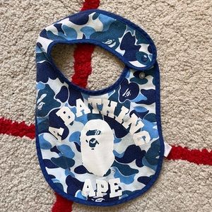 A bathing ape baby bib
